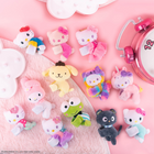 Excell Brands - Hello Kitty les Cutie Cuffs-Fabriqués dans un tissu ultra-doux, les Cutie Cuffs sont conçus pour être portés au poignet ou accrochés à un sac à dos, à une bouteille d'eau ou à d'autres objets pour leur donner un petit air mignon