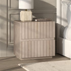 Hudson&Canal - Table de chevet rectangulaire cannelée Jaylen - 24 po l - Blanc aulne-La table de chevet est fabriquée en MDF de haute qualité et durable