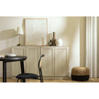 South Shore - Arum - Buffet 2 portes avec tablettes - Chêne blanchi-Parfait pour les petits espaces : si vous avez à composer avec un espace restreint, vous adorerez ce meuble et son mécanisme d’ouverture à pression. Chaque tablette supporte un poids allant jusqu’à 25 lb.