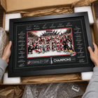Frameworth - Carolina Hurricanes 24 po H x 36 po l Cadre signature réplique Champions de la Coupe Stanley 2026 - Sous licence officielle LNH/AJLNH-6