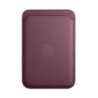 Apple - Portefeuille FineWoven avec MagSafe pour iPhone - Mûre-Le portefeuille FineWoven prend en charge jusqu'à trois cartes et est protégé, il est donc sûr pour les cartes de crédit