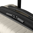 Bugatti - Valise cabine rigide 21.50po à roulettes pivotantes de la collection Berlin - Crème-Intérieur organisé avec poches et sangles de maintien