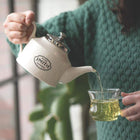 Steven Smith Teamaker - Thé Paquet de variétés (2 tisane - 2 noirs - 1 vert et 1 blanc) - 6 x 15 sachet-Lavande noir - Notes de dégustation : Crème Brûlée, cuir, vin de baies sucré. Ingrédients : Thés noirs de Ceylan et de Zheng Shan, lavande française, pétales de rose rouge, cassis et arôme naturel de vanille