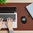 Staples - Souris USB optique incurvée ergonomique sans fil Tech - Noir-Prises latérales texturées pour une manipulation confortable