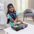 VTech - Kidi DJ Mix - Anglais-Connectez-vous à votre liste de lecture musicale via la technologie sans fil BLUETOOTH ou un câble audio, écoutez vos mash-ups via le haut-parleur intégré ou branchez un casque (lecteur de musique, câble audio et casque non inclus). 
