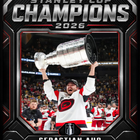 Frameworth - Cadre photoglass de Sebastian Aho 16x20 des Carolina Hurricanes champions Coupe Stanley 2026 - 18 po l x 22 po H-Encadré professionnellement au Canada : l’image est imprimée en ultra haute définition directement sur le verre et finie dans un cadre noir