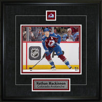 Nathan Mackinnon Pin & Plate Colorado Avalanche - Impression encadree - 18" x 18"-Qualité supérieure - virtual frames