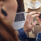 Philips - TAT6000 écouteurs sans fil véritables - noir-IPX5 et ajustement intra-auriculaire confortable - Une certification IPX5 signifie que ces écouteurs peuvent résister à l’humidité si vous transpirez, et qu’une petite pluie légère ne les dérangera pas non plus. Vous obtenez trois tailles d’embouts en silicone pour un ajustement parfait, et vous pouvez personnaliser la configuration des commandes tactiles des écouteurs via l’application compagnon Philips Headphones.