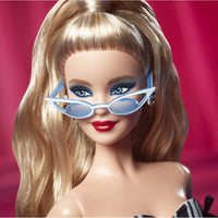 Mattel - Poupée Barbie Signature 65e anniversaire - Blonde-Barbie célèbre son 65e anniversaire avec une magnifique poupée de collection qui réimagine les éléments classiques de la poupée Barbie originale à travers le prisme de l’élégance moderne.
