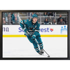 Frameworth - Macklin Celebrini Sharks de San Jose action - toile encadree - 31,5 po x 22,5 po-Sous licence officielle de la LNH et de l'AJLNH mettant en vedette Macklin Celebrini - le premier choix au total du repechage de la LNH 2024 et l'un des plus jeunes premiers choix de l'histoire de la LNH
