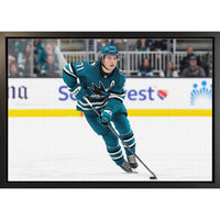 Frameworth - Macklin Celebrini Sharks de San Jose action - toile encadree - 31,5 po x 22,5 po-Sous licence officielle de la LNH et de l'AJLNH mettant en vedette Macklin Celebrini - le premier choix au total du repechage de la LNH 2024 et l'un des plus jeunes premiers choix de l'histoire de la LNH