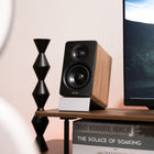 Edifier - Enceinte Bluetooth multimédia sans fil haute résolution M60 à commande tactile - Chêne classique-Supports d'enceintes exclusifs en aluminium qui minimisent la coloration sonore due aux reflets du bureau. Avec un angle de 15 degrés, ils dirigent le son précisément au niveau des oreilles pour une expérience optimale.
