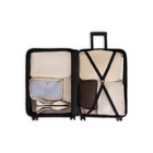 Bugatti - Hampstead Valise rigide à roulettes pivotantes de 30,5 po - Bleu marine-Intérieur doublé avec panneau de séparation, poches pratiques et sangles de serrage pour garder le contenu organisé et en place.