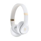 Beats - Solo 4 Écouteurs supra-auriculaires sans fil - Blanc chaud-Les coussinets d'oreille UltraPlush sont conçus pour être durables et pour un toucher doux et léger pour un confort tout au long de la journée