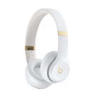Beats - Solo 4 Écouteurs supra-auriculaires sans fil - Blanc chaud-Les coussinets d'oreille UltraPlush sont conçus pour être durables et pour un toucher doux et léger pour un confort tout au long de la journée