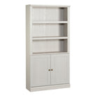 Sauder - Bibliothèque à 5 étagères - Chêne glacier-Rangement multi-pièces: cette bibliothèque fonctionnelle à portes peut répondre à vos besoins de rangement dans différentes pièces: salon, bureau, cuisine, atelier ou salle de bain