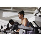 Beats - Écouteurs Powerbeats Pro 2 - Orange électrisant-Les boutons de commande intégrés aux écouteurs, les bascules de réglage du volume et les commandes vocales vous permettent de vous concentrer sur votre entraînement sans perturber votre rythme.