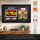 Frameworth - Coupe du Monde FIFA 2026 Officielle Espagne Cadre Drapeau et Trophée - 15 po x 24 po-Encadré professionnellement au Canada, imprimé sur papier photo de haute qualité et fini dans un cadre noir de qualité supérieure avec façade protectrice transparente.