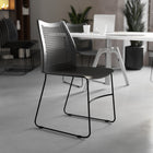 Flash Furniture – Chaise traîneau empilable HERCULES avec ouverture d’aération, capacité de 661lb, noir (RUT498ABK)-Capacité de poids de 661 lb