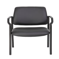 Nicer Interior chaise d'invité bariatrique antimicrobienne - Noir-Avec un siège plus large que la moyenne, cette chaise offre un confort supplémentaire. Mesurant 26" de largeur par rapport aux 20" standard, elle offre plus d'espace pour que l'utilisateur puisse s'asseoir confortablement.