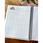 Pomme & Gribouillis - Agenda Enseignants Café 2024-2025 - Anglais-Plusieurs pages pour l'organisation de la classe (dates importantes, services aux élèves, horaire, anniversaires, budget, absences, coups de cœur littéraires, portraits de classe, PI, rencontres de parents, communications, etc.)