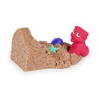 Kinetic Sand - Doggie Dig Mini-Présentoir et conteneur de rangement : Le jouet Doggie Dig Kinetic Sand comprend une niche réutilisable. Les enfants peuvent exposer leur chien sur son panier pour chien et fermer le conteneur pour le rangement.