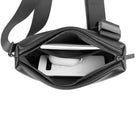 Bugatti - Sac de taille de la Collection Henry – Noir-Compartiment principal zippé avec poche intérieure plaquée, idéale pour ranger de petits objets personnels.