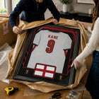 Frameworth - Coupe du Monde FIFA 2026 Officielle Angleterre Harry Kane Cadre Réplique de Maillot - 25,75 po x 33,75 po-Fabriqué au Canada par Frameworth Sports Marketing, fondée en 1992, produisant des souvenirs sportifs sous licence officielle.
