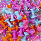 JAM Paper - Punaises colourées - pot de punaises de couleurs assorties - 2 paquets de 100-Taille : Standard (environ 2,5 cm) | Pointe en acier : idéale pour épingler des notes sur des tableaux en liège et des cabines