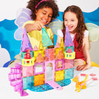 MAGNA-TILES - Jeu de construction magnétique Castle DLX 48 pièces-Ce Qui Le Rend Unique: Il comprend notre premier pont-levis fonctionnel, un escalier en colimaçon et un balcon, des figurines exclusives de dragons et de membres de la famille royale, des fenêtres redessinées pour améliorer la narration et le jeu imaginatif. 