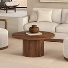 Hudson&Canal - Table basse ronde cannelée Rollan de 81 cm de large, noyer satiné-Finition noyer satiné aspect bois