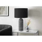 Monarch Specialties - Luminaire - 28 po H Lampe De Table - Résine Grise - Abat-Jour Noir - Contemporain - Moderne-Équipée d'un interrupteur à 3 voies pratique pour faire fonctionner une ampoule jusqu'à 100 W (ampoule à 3 voies non incluse), réglant sans effort la luminosité pour éclairer un coin confortable ou illuminer votre espace de travail