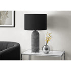 Monarch Specialties - Luminaire - 28 po H Lampe De Table - Résine Grise - Abat-Jour Noir - Contemporain - Moderne-Équipée d'un interrupteur à 3 voies pratique pour faire fonctionner une ampoule jusqu'à 100 W (ampoule à 3 voies non incluse), réglant sans effort la luminosité pour éclairer un coin confortable ou illuminer votre espace de travail