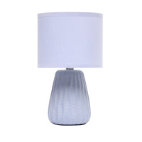 Simple Designs - Mini lampe de table texturée - pervenche avec abat-jour assorti-Une mini lampe en céramique dans la couleur pastel de votre choix, avec une texture tissée sur toute sa base et un abat-jour en tissu tambour assorti