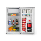 BLACK+DECKER - 3,2 pi³ Mini-frigo autonome avec congélateur, blanc-Caractéristiques pratiques : la porte réversible et les pieds de nivellement réglables garantissent un placement flexible qui est parfait comme réfrigérateur de chambre, petit réfrigérateur pour le bureau, réfrigérateur de dortoir ou mini-réfrigérateur compact