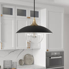 Hudson&Canal - Suspension Alvia de 37,8 cm de large avec abat-jour en métal et verre, - Noir mat/laiton/transparent-Une finition noire mate et laiton artisanale est appliquée à la base ronde en métal et en verre