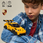 LEGO - Speed Champions La supervoiture Porsche 911 GT3 RS-Une figurine - L’ensemble de jeu de voiture comprend une figurine de pilote de Porsche avec un casque que les enfants peuvent placer derrière le volant pour organiser des courses