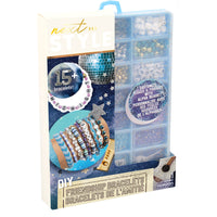 Next Style - DIY Bracelets de l’amitié, Midnights -Avec le kit de bracelets de l’amitié « Midnights » Next Style D.I.Y., crée tes propres séries de bracelets stellaires à superposer – c’est le kit de création de bijoux tout-en-un qui te permet de créer plus de 15 accessoires personnalisés! 