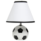 Simple Designs - Enfants Lampe de Table de Football-LAMPE DE STYLE SPORTIF: S'adapte au décor des équipes de foot. La lampe présente une base réaliste en forme de ballon de foot et un abat-jour blanc