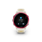 Garmin - Forerunner 570 - 42 mm, aluminium framboise avec bracelet translucide os/mangue-HAUT-PARLEUR ET MICRO INTÉGRÉS : Passez et recevez des appels depuis votre montre lorsqu'elle est jumelée à votre smartphone. Contrôlez les fonctions de votre montre par commande vocale ou utilisez l'assistant vocal de votre smartphone pour répondre à vos SMS et bien plus encore.