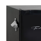 Frigidaire - Réfrigérateur bar rétro avec ouvre-bouteille sur le côté - 1,6 pi ca - Noir-La tablette en treillis métallique ajustable vous permet de personnaliser votre réfrigérateur pour répondre à vos besoins d’entreposage de nourriture