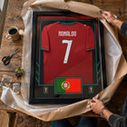 Frameworth - Coupe du Monde FIFA 2026 Officielle Portugal Cristiano Ronaldo Cadre Réplique de Maillot - 25,75 po x 33,75 po-Fabriqué au Canada par Frameworth Sports Marketing, fondée en 1992, produisant des souvenirs sportifs sous licence officielle.