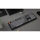 Keychron - Clavier mécanique sans fil K10 Max à LED blanches - Échangeable à chaud - Interrupteur marron - Disposition pleine taille - Noir-Compatibilité multi-appareils : Adapté aux utilisateurs de Mac et Windows, le K10 Max est livré avec des capuchons de touches personnalisables pour chaque système, vous permettant de sauvegarder deux dispositions différentes directement sur le clavier.
