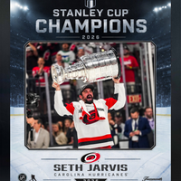 Frameworth - Cadre photoglass de Seth Jarvis 16x20 des Carolina Hurricanes champions Coupe Stanley 2026 - 18 po l x 22 po H-Photo sous licence officielle NHL et NHLPA : cadre PhotoGlass de Seth Jarvis 16x20 des Carolina Hurricanes champions de la Coupe Stanley 2026 motif glace pour les amateurs et collectionneurs des Carolina Hurricanes
