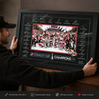 Frameworth - Carolina Hurricanes 24 po H x 36 po l Cadre signature réplique Champions de la Coupe Stanley 2026 - Sous licence officielle LNH/AJLNH-Fabrique au Canada par Frameworth depuis 1992