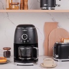 Salton - cafetière numérique de 12 tasses NuRetro - noir minuit-Créez une cuisine parfaitement coordonnée avec les autres appareils de la gamme NuRetro de Salton!