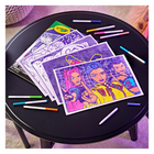 Crayola - Grandes pages à Colourier duveteuses K-Pop Demon Hunters (Les guerrières de la K-pop) Crayola-Fabriqués à partir de matériaux non toxiques. Cadeau idéal pour les fêtes ou l'anniversaire d'un enfant qui aime les activités artistiques, la série Les guerrières de la K-pop et le bricolage de décorations pour sa chambre