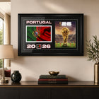 Frameworth - Coupe du Monde FIFA 2026 Officielle Portugal Cadre Drapeau et Trophée - 15 po x 24 po-Encadré professionnellement au Canada, imprimé sur papier photo de haute qualité et fini dans un cadre noir de qualité supérieure avec façade protectrice transparente.