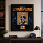 Frameworth - Cadre photoglass de OG Anunoby des New York Knicks trophée du championnat 2026 - 18 po l x 22 po H - noir-Graphiques photoglass avec photo sous licence : une photographie 8x10 sous licence officielle est montée séparément et l’illustration environnante est imprimée en ultra haute définition directement sur le verre pour des couleurs vives, des noirs profonds et une profondeur lumineuse