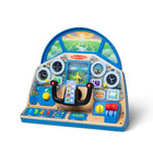 Melissa & Doug - Tableau de bord interactif du pilote de jet - Lot de 7-Attachez votre ceinture et laissez l'imagination prendre son envol avec ce tableau de bord d'avion en bois avec joug de direction, carte déroulante, accélérateur à 4 vitesses, lumières, boutons, interrupteurs et effets sonores ; est livré avec un casque de jeu, une liste de contrôle de décollage et d'atterrissage réutilisable et 3 scènes de pare-brise de destination recto verso